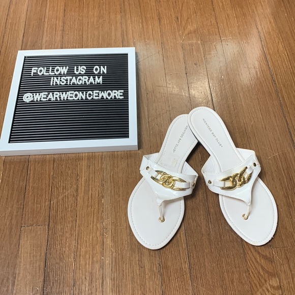 White Sandal w Gold Chain Detail - Picture 1 of 4